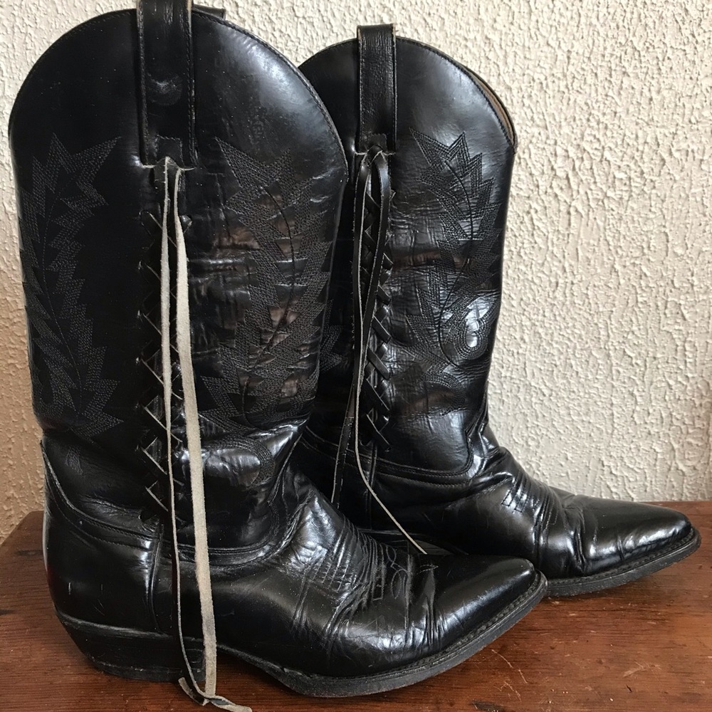 Men’s Nopal cowboy boots with tassels! 💥